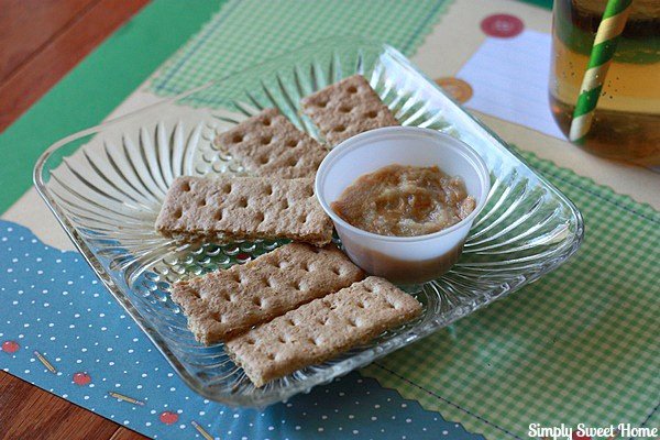 Graham Crackers and Apple Sauce Dip