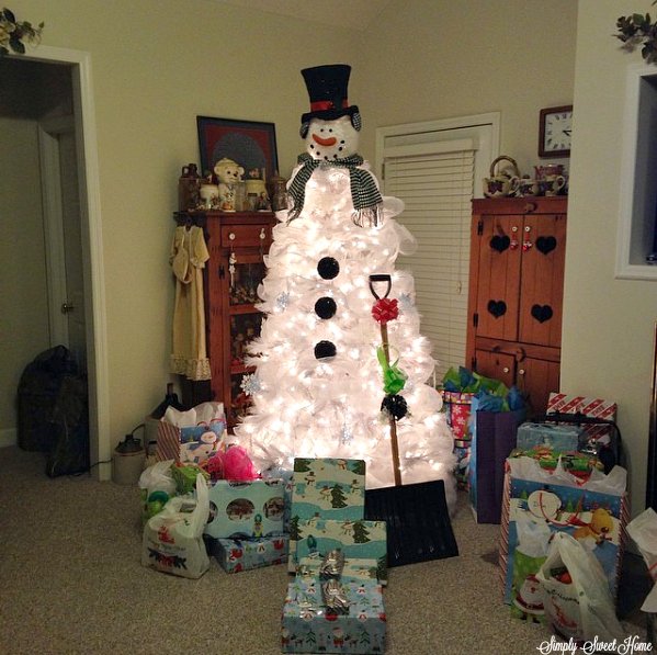 https://simplysweethome.com/wp-content/uploads/2017/11/Snow-Man-Christmas-tree.jpg